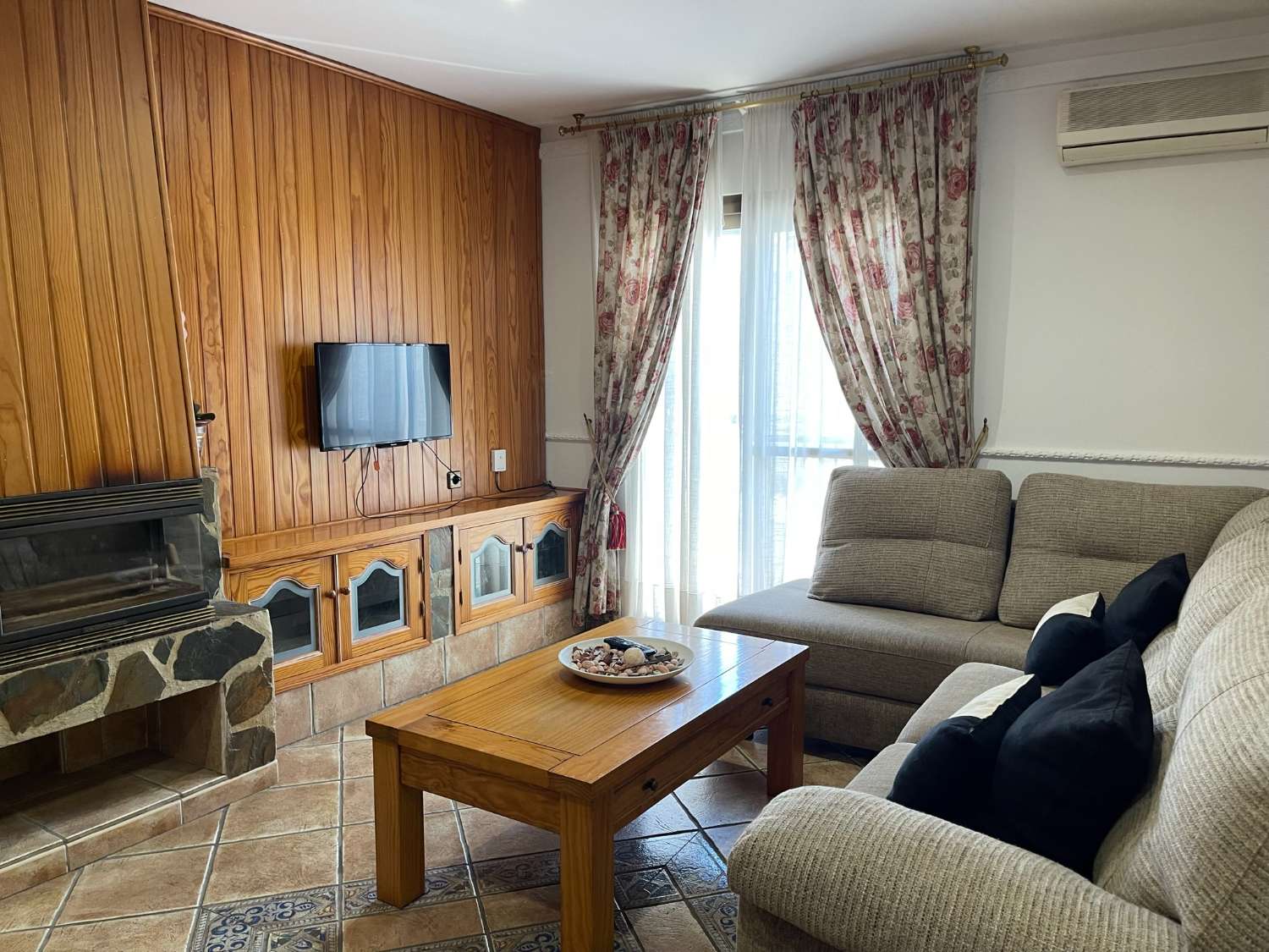 Lägenhet med privat terrass och 4 sovrum i centrala Nerja