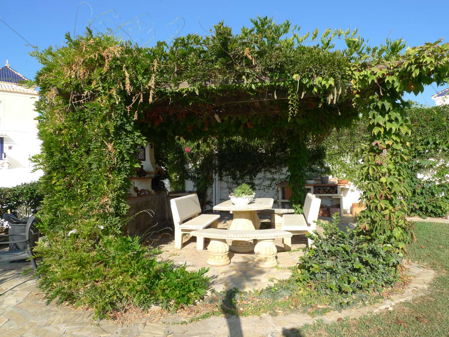 Charmante villa met 6 slaapkamers te koop in Capistrano Village, Nerja