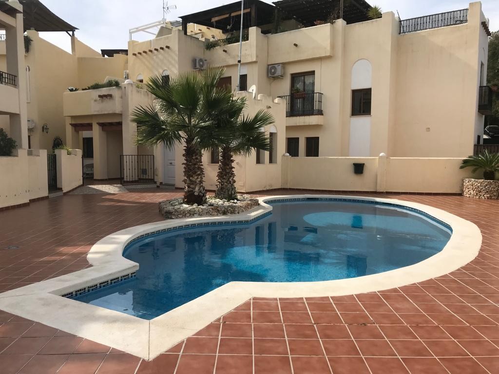 3BR herenhuis te koop boven het strand van Burriana, Nerja