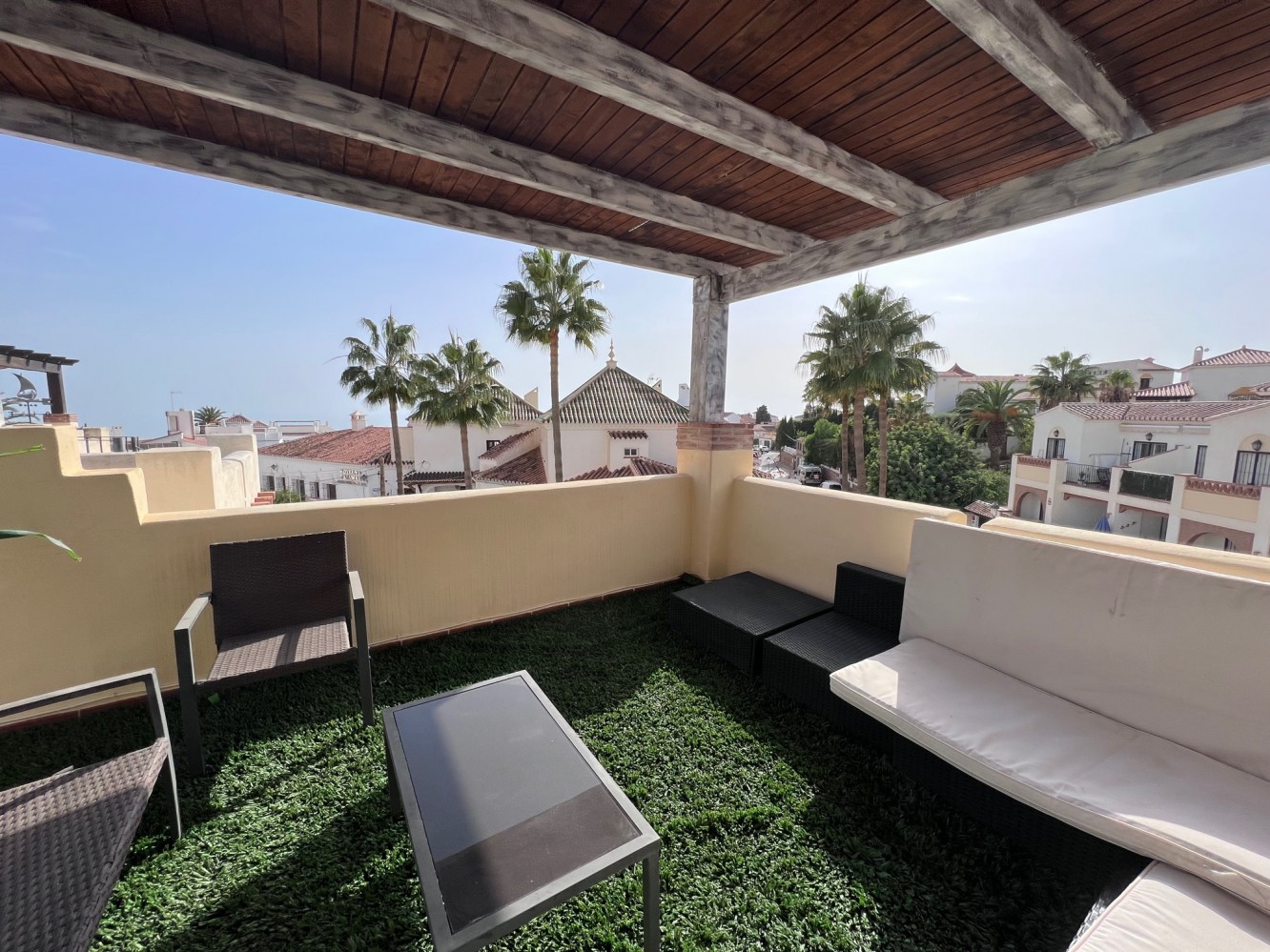 3BR Stadthaus zum Verkauf oberhalb des Strandes Burriana, Nerja