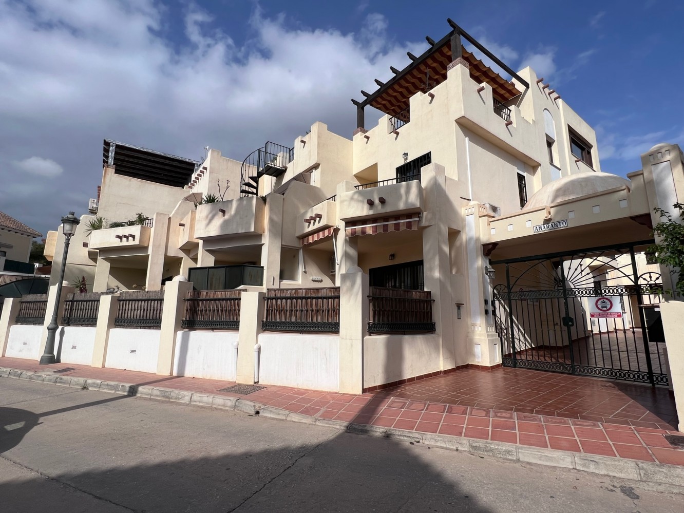 3BR Stadthaus zum Verkauf oberhalb des Strandes Burriana, Nerja