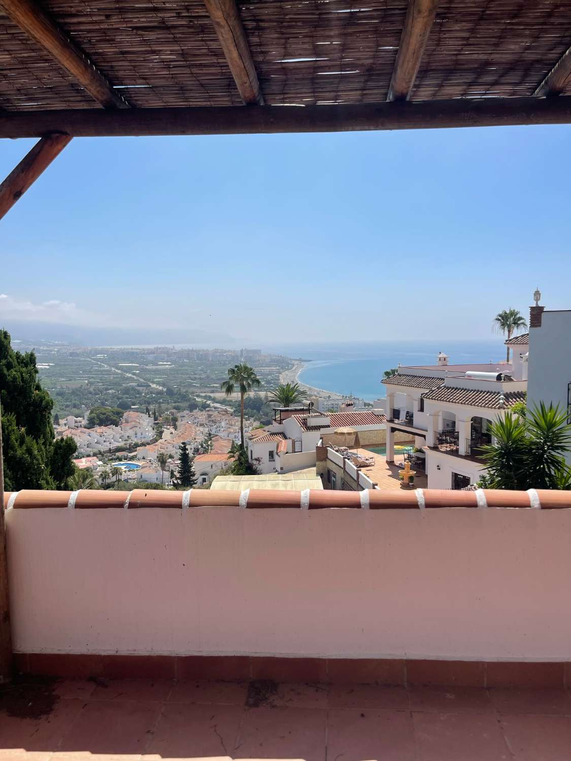 Villa con vistas espectaculares, piscina privada y 3 dormitorios en Punta Lara, Nerja