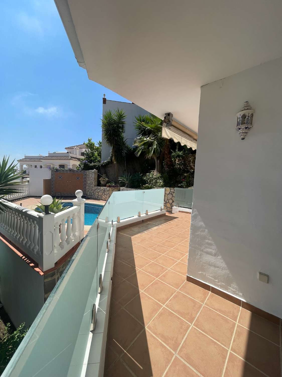 Villa con vistas espectaculares, piscina privada y 3 dormitorios en Punta Lara, Nerja