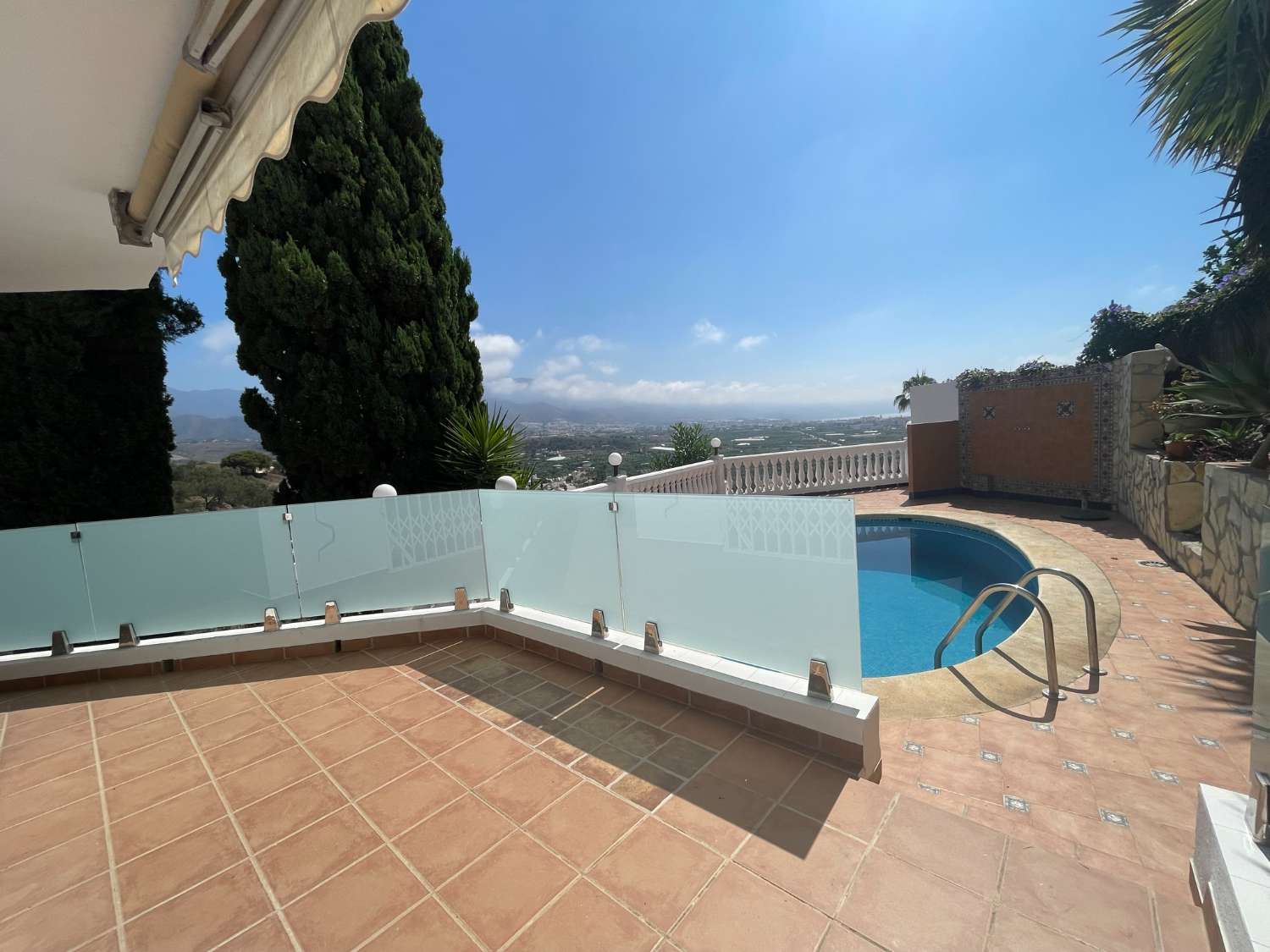 Villa con vistas espectaculares, piscina privada y 3 dormitorios en Punta Lara, Nerja