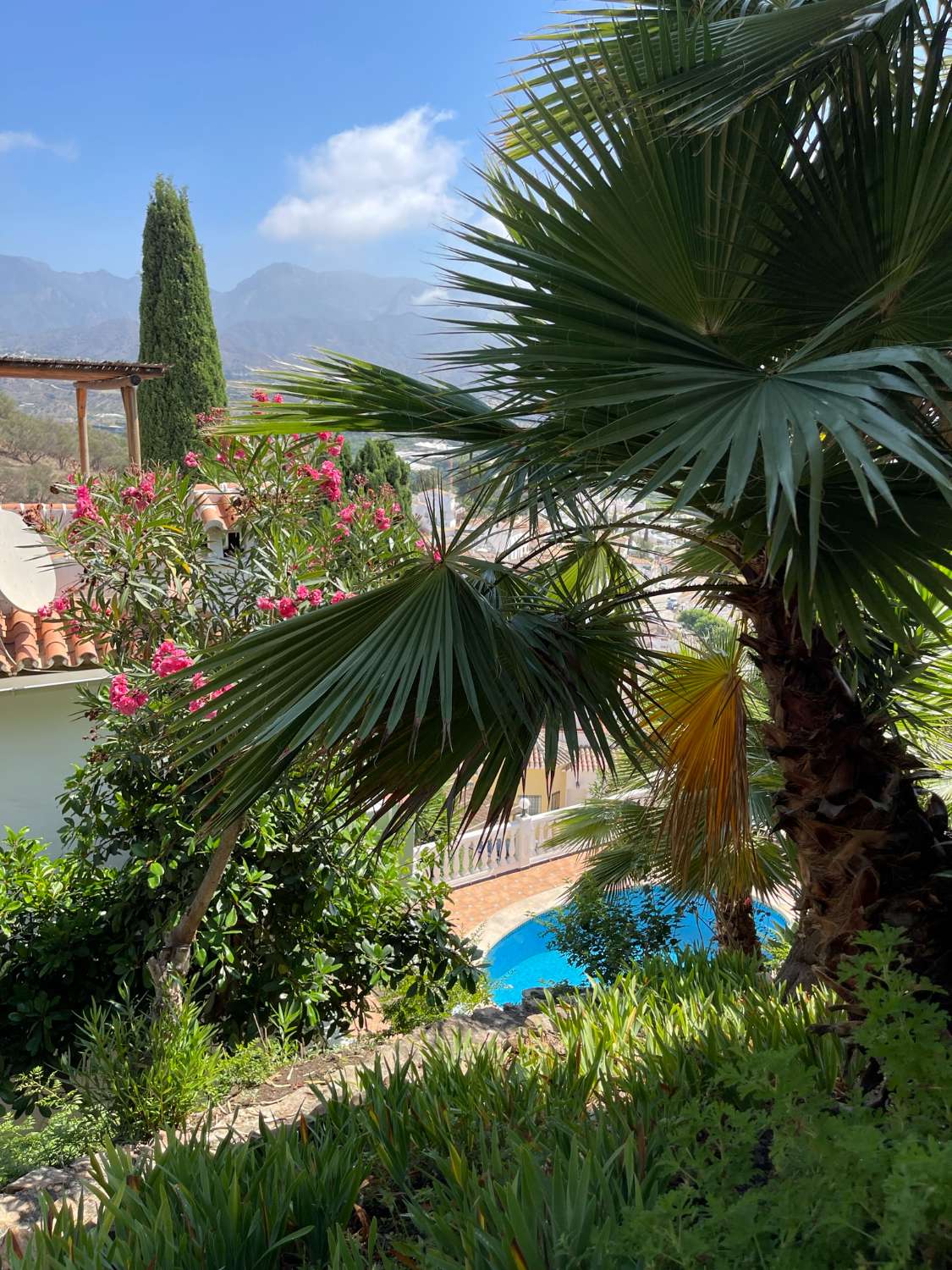 Villa con vistas espectaculares, piscina privada y 3 dormitorios en Punta Lara, Nerja