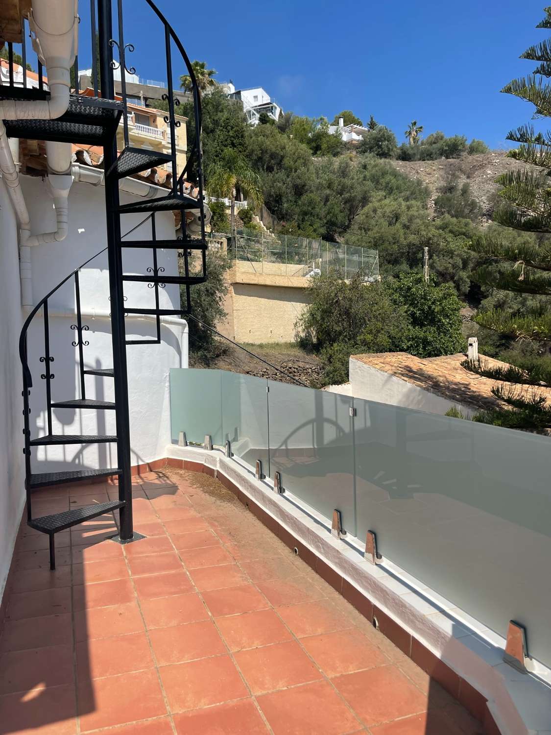 Villa con vistas espectaculares, piscina privada y 3 dormitorios en Punta Lara, Nerja