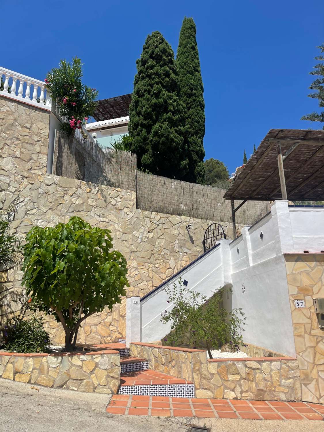 Villa con vistas espectaculares, piscina privada y 3 dormitorios en Punta Lara, Nerja