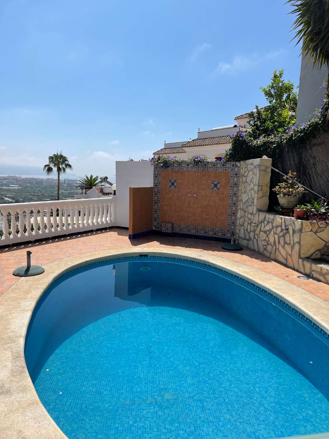 Villa con vistas espectaculares, piscina privada y 3 dormitorios en Punta Lara, Nerja