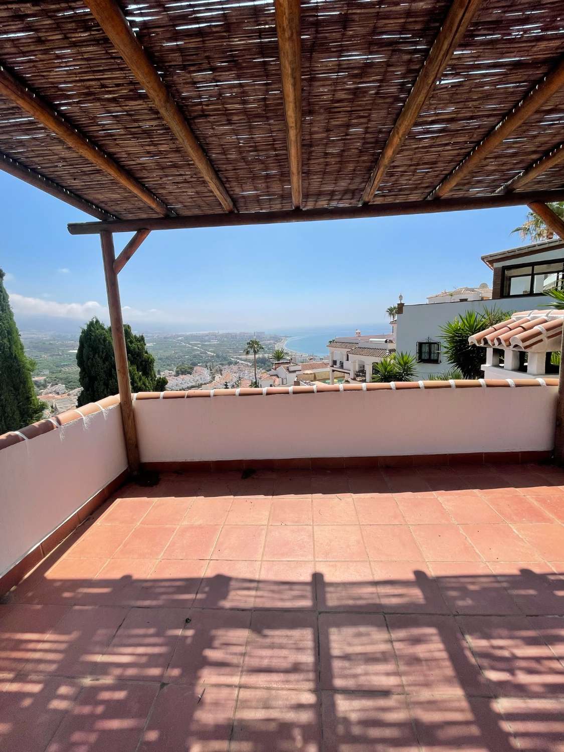 Villa con vistas espectaculares, piscina privada y 3 dormitorios en Punta Lara, Nerja