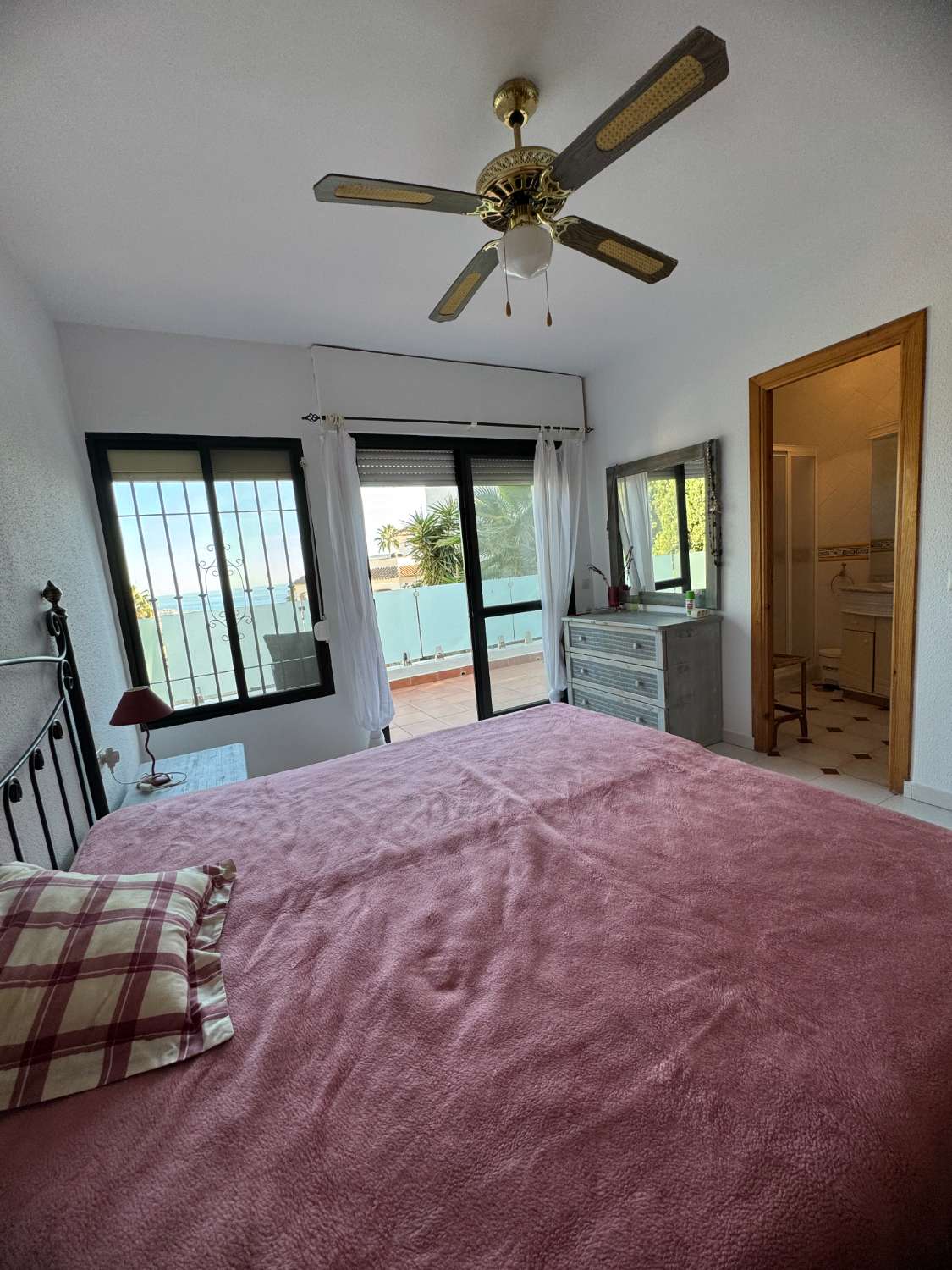 Villa con vistas espectaculares, piscina privada y 3 dormitorios en Punta Lara, Nerja