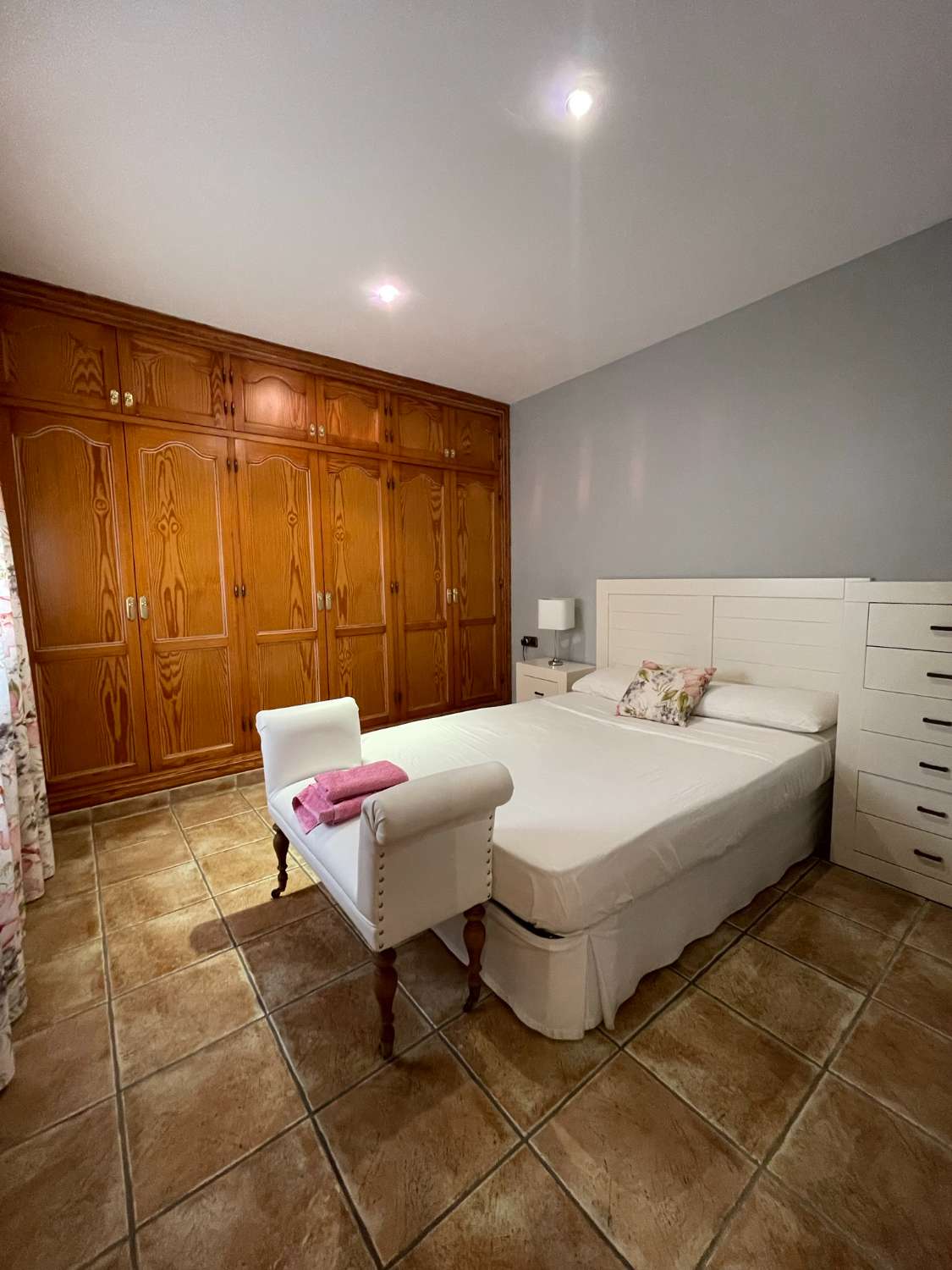 Apartamento con terraza privada y 4 dormitorios en el centro de Nerja