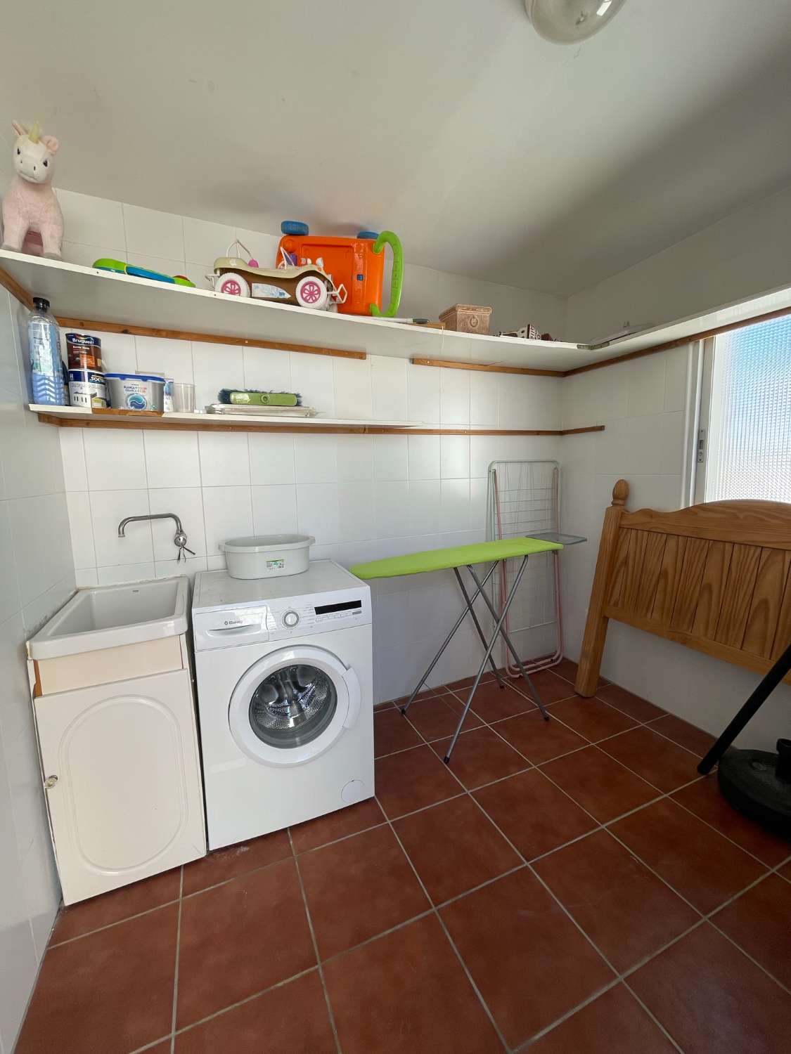 Lägenhet med privat terrass och 4 sovrum i centrala Nerja