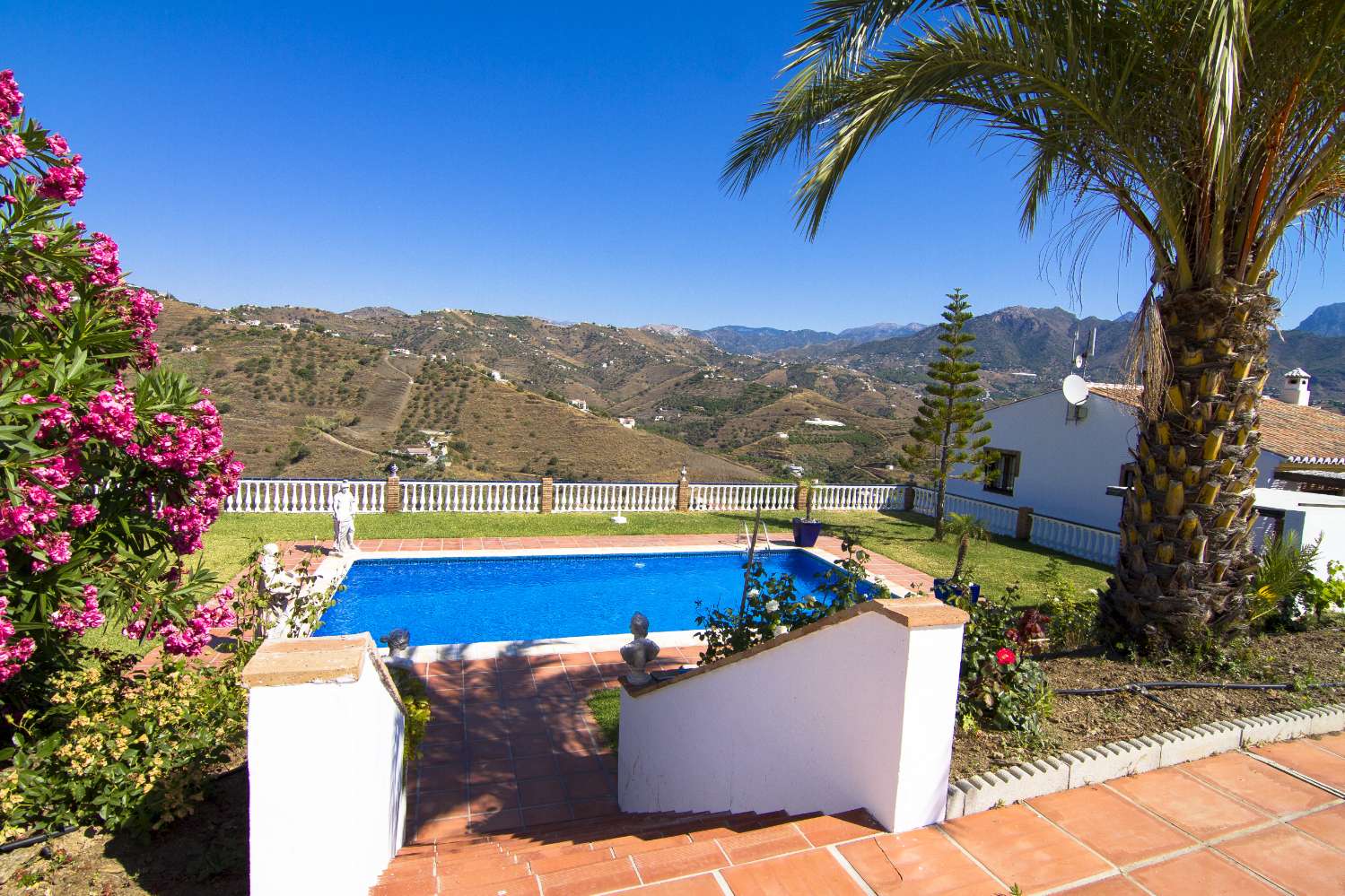 Villa for sale in Torrox