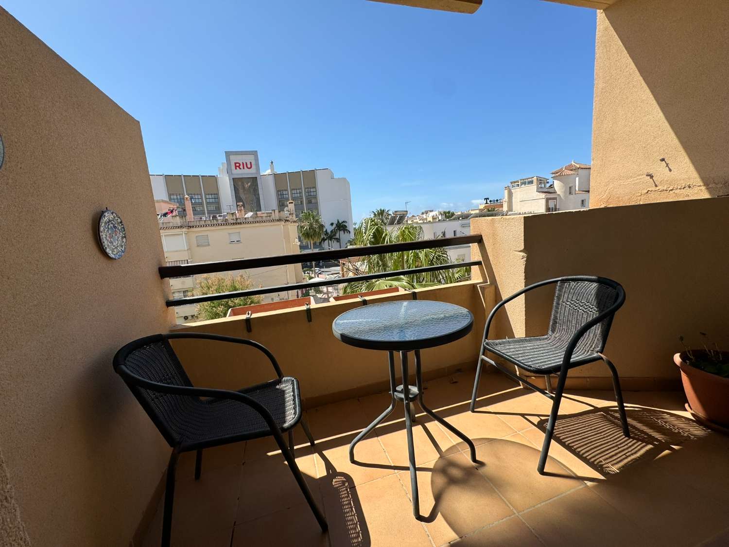 Apartamento con 2 dormitorios y 2 plazas de aparcamiento en Nerja