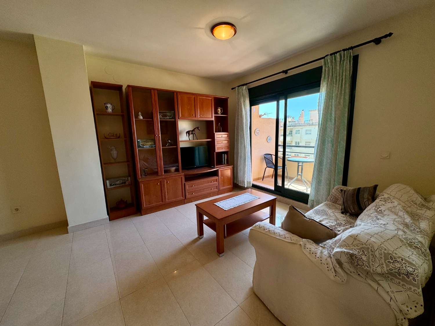 Apartamento con 2 dormitorios y 2 plazas de aparcamiento en Nerja