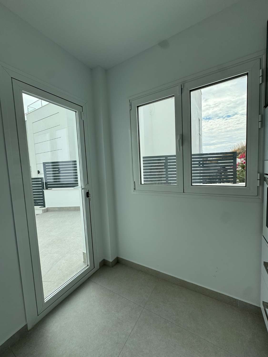 Villa de nueva construcción con 4 dormitorios en Nerja