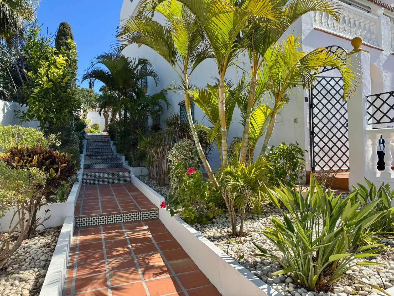 Bright Duplex with 3 bedrooms and Sunny Terraces and Sea Views – Nerja