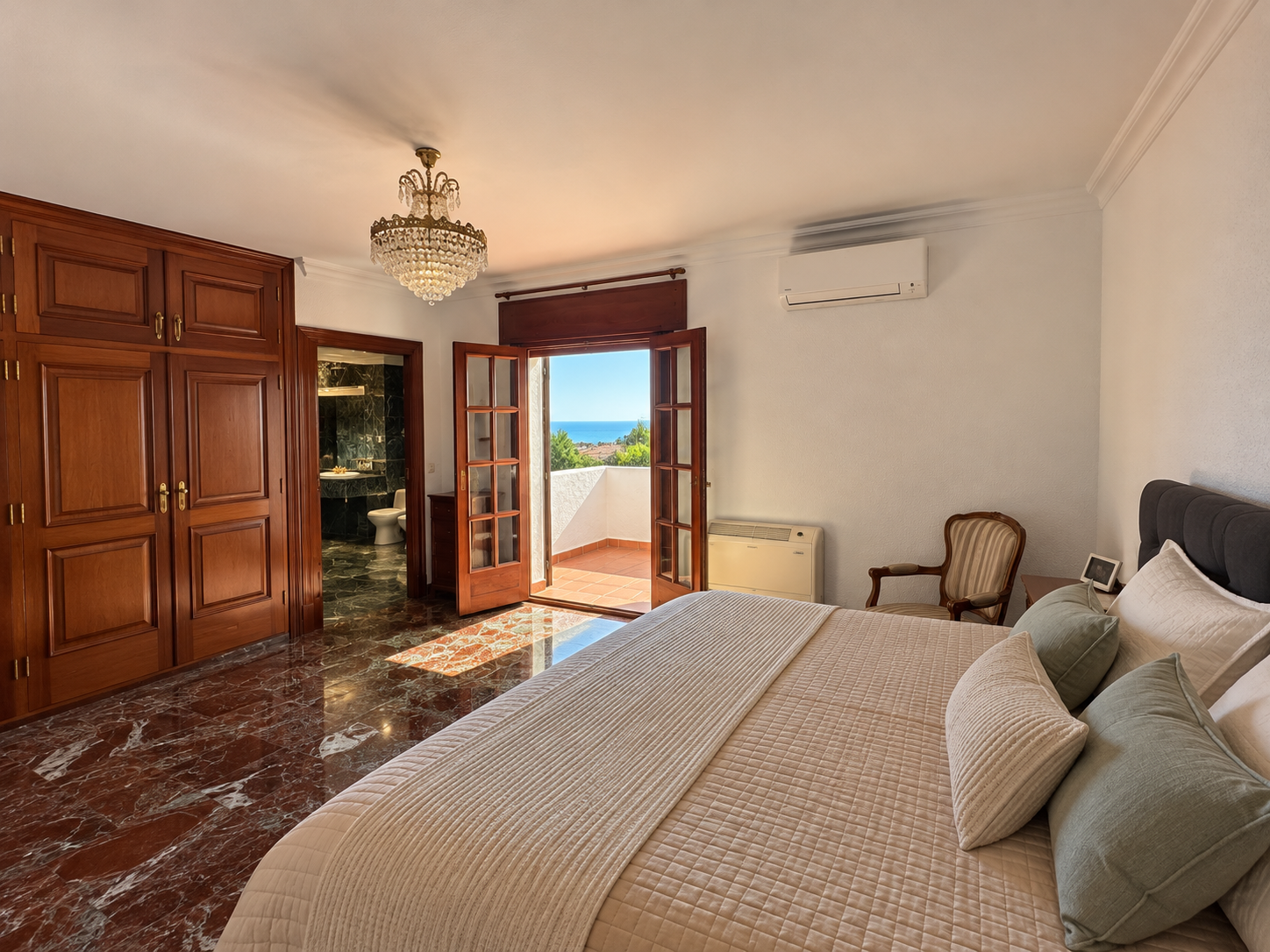 Impresionante villa independiente con piscina privada y magníficas vistas al mar en Jacaranda, Capistrano – Nerja
