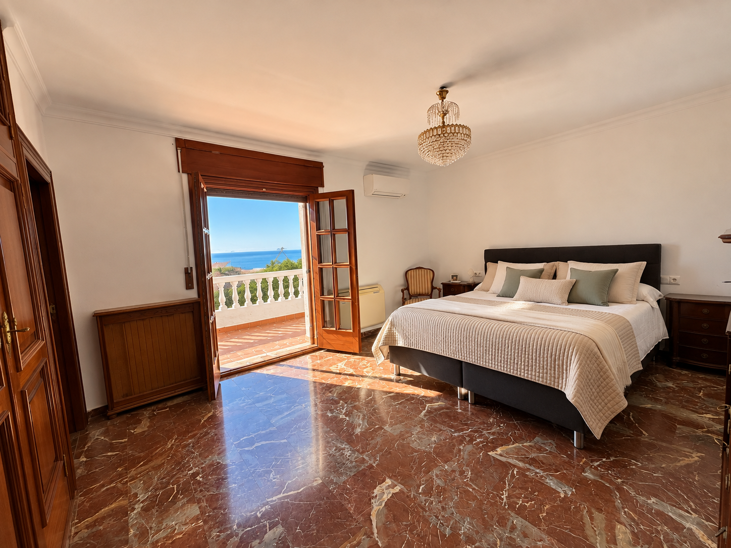 Impresionante villa independiente con piscina privada y magníficas vistas al mar en Jacaranda, Capistrano – Nerja