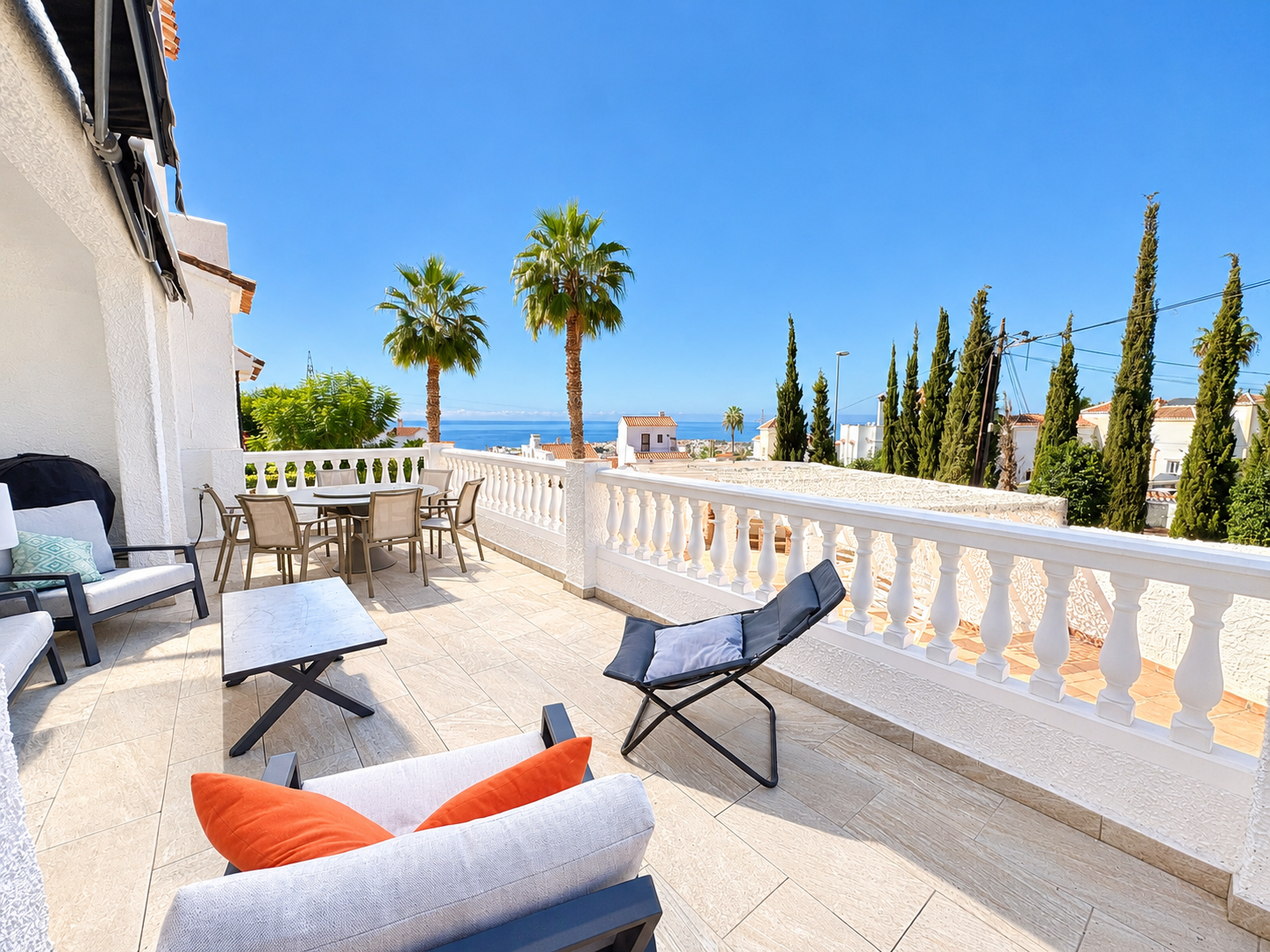 Impresionante villa independiente con piscina privada y magníficas vistas al mar en Jacaranda, Capistrano – Nerja