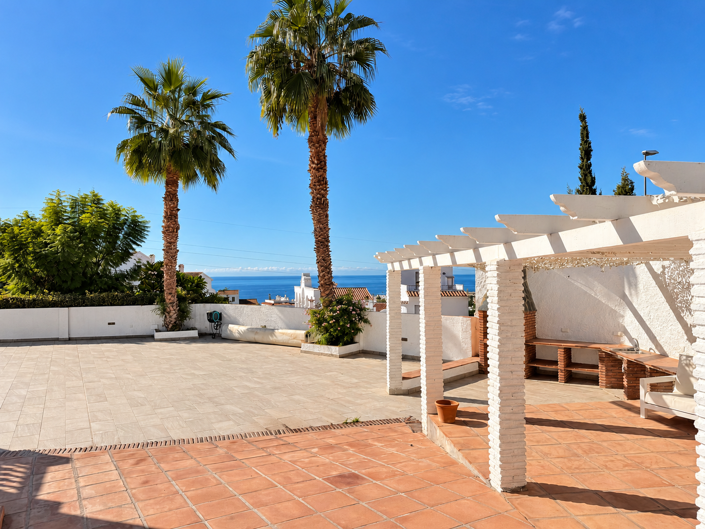 Impresionante villa independiente con piscina privada y magníficas vistas al mar en Jacaranda, Capistrano – Nerja