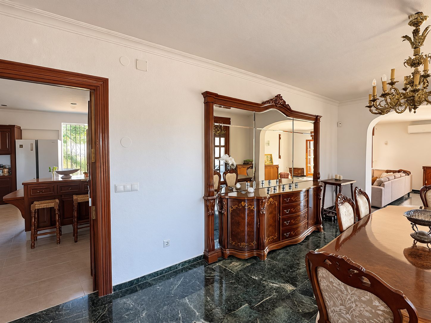 Impresionante villa independiente con piscina privada y magníficas vistas al mar en Jacaranda, Capistrano – Nerja