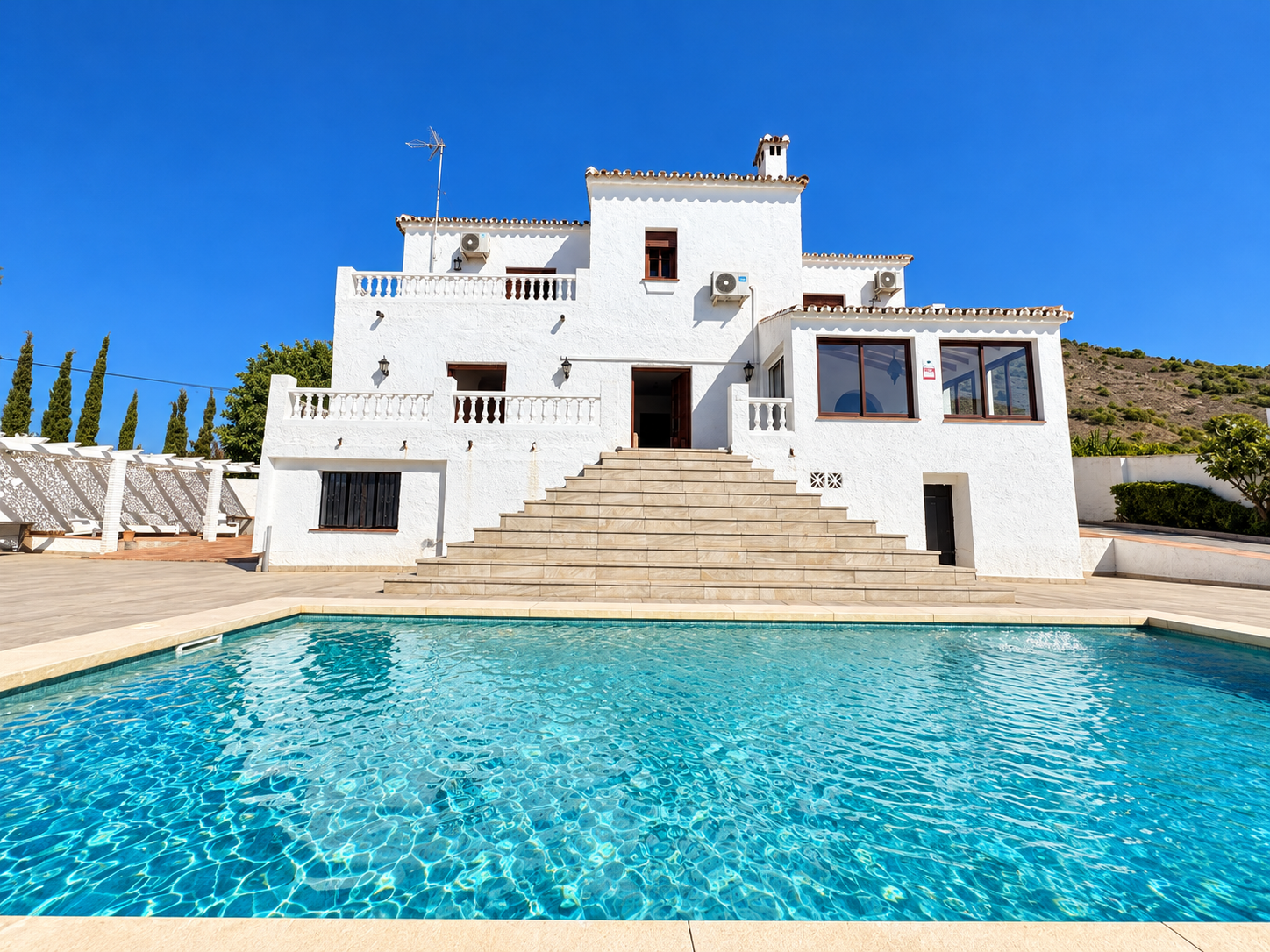 Impresionante villa independiente con piscina privada y magníficas vistas al mar en Jacaranda, Capistrano – Nerja