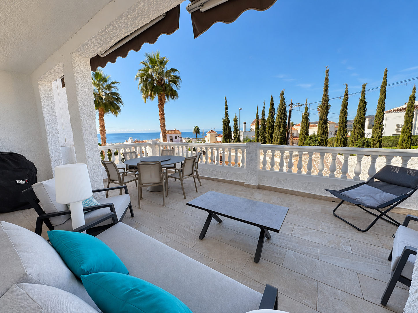 Impresionante villa independiente con piscina privada y magníficas vistas al mar en Jacaranda, Capistrano – Nerja