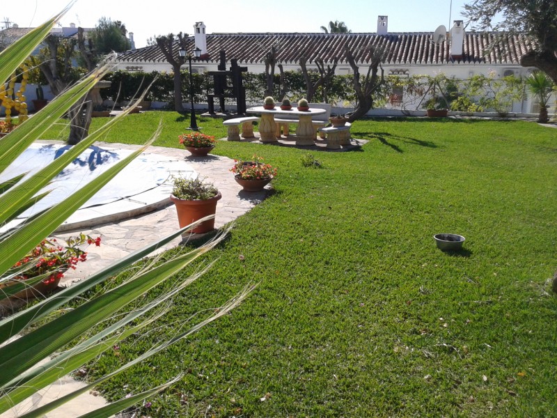 Charmante villa met 6 slaapkamers te koop in Capistrano Village, Nerja