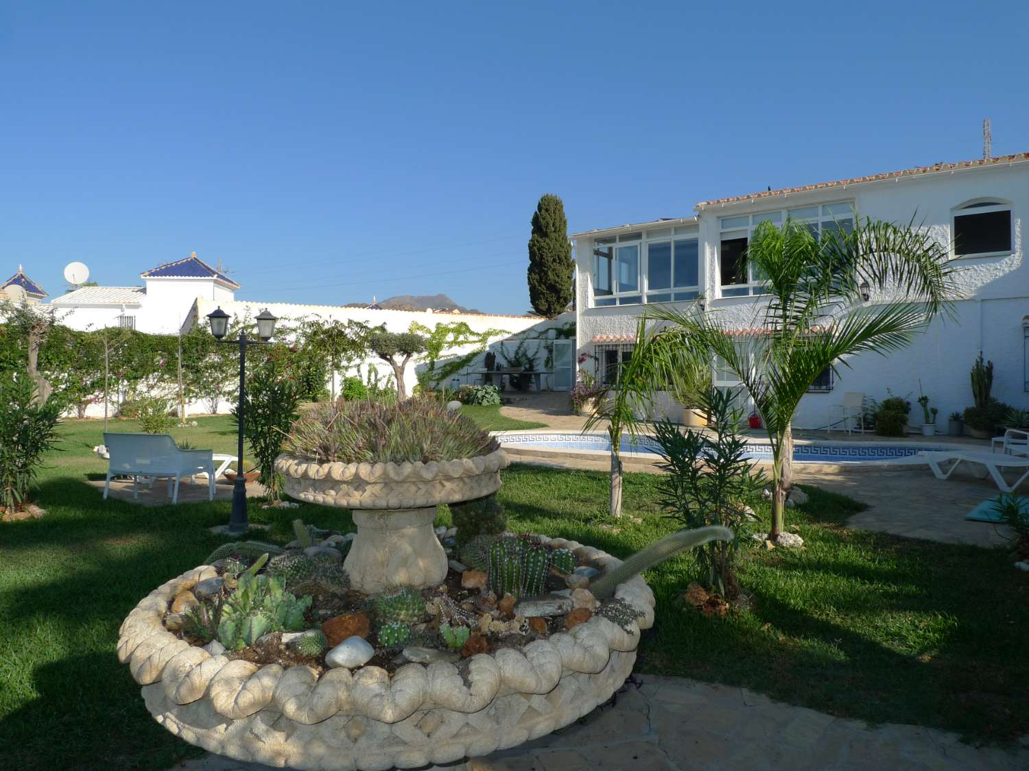 Charmante villa met 6 slaapkamers te koop in Capistrano Village, Nerja