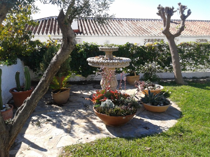 Charmante villa met 6 slaapkamers te koop in Capistrano Village, Nerja