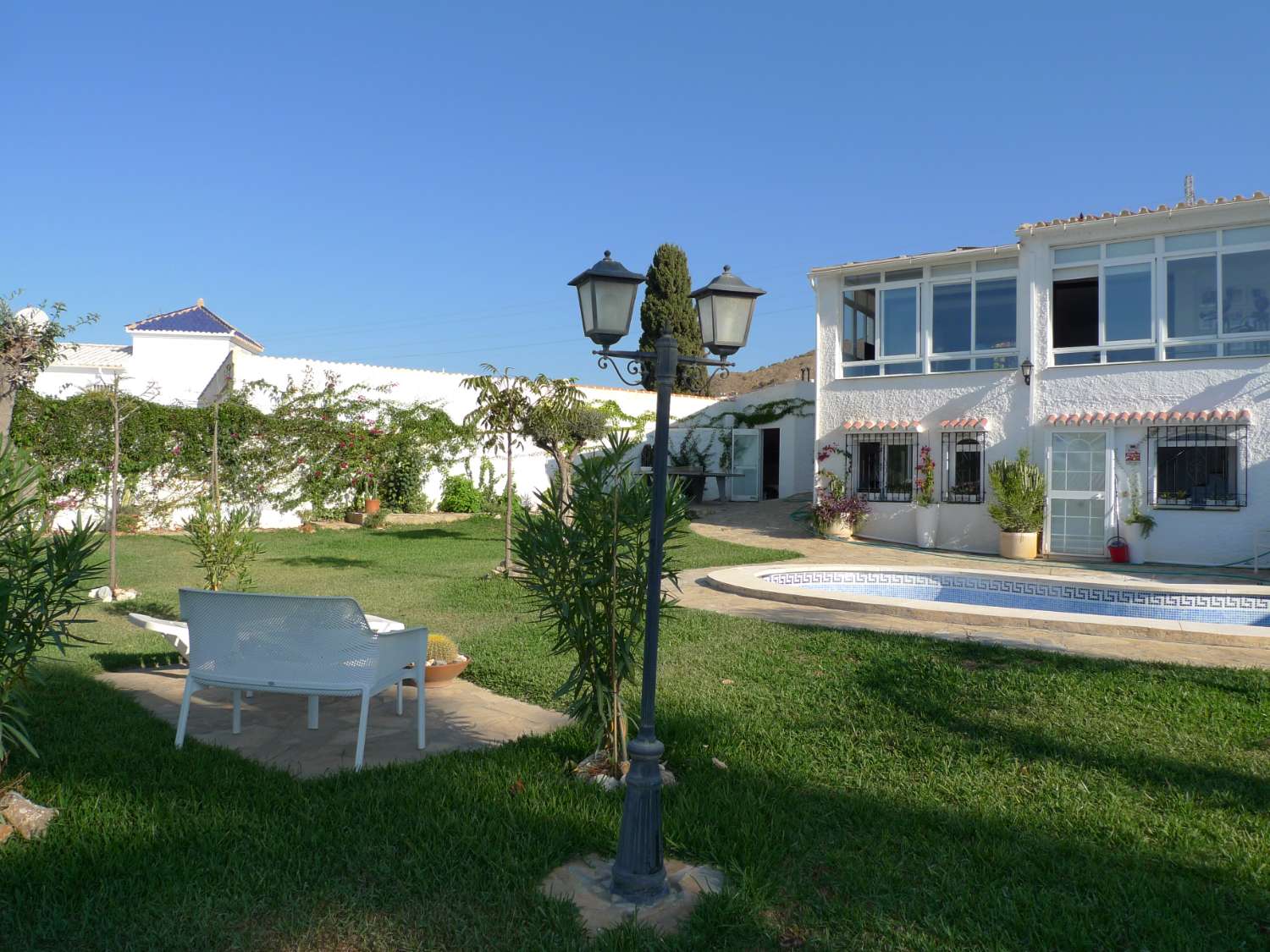 Charmante villa met 6 slaapkamers te koop in Capistrano Village, Nerja