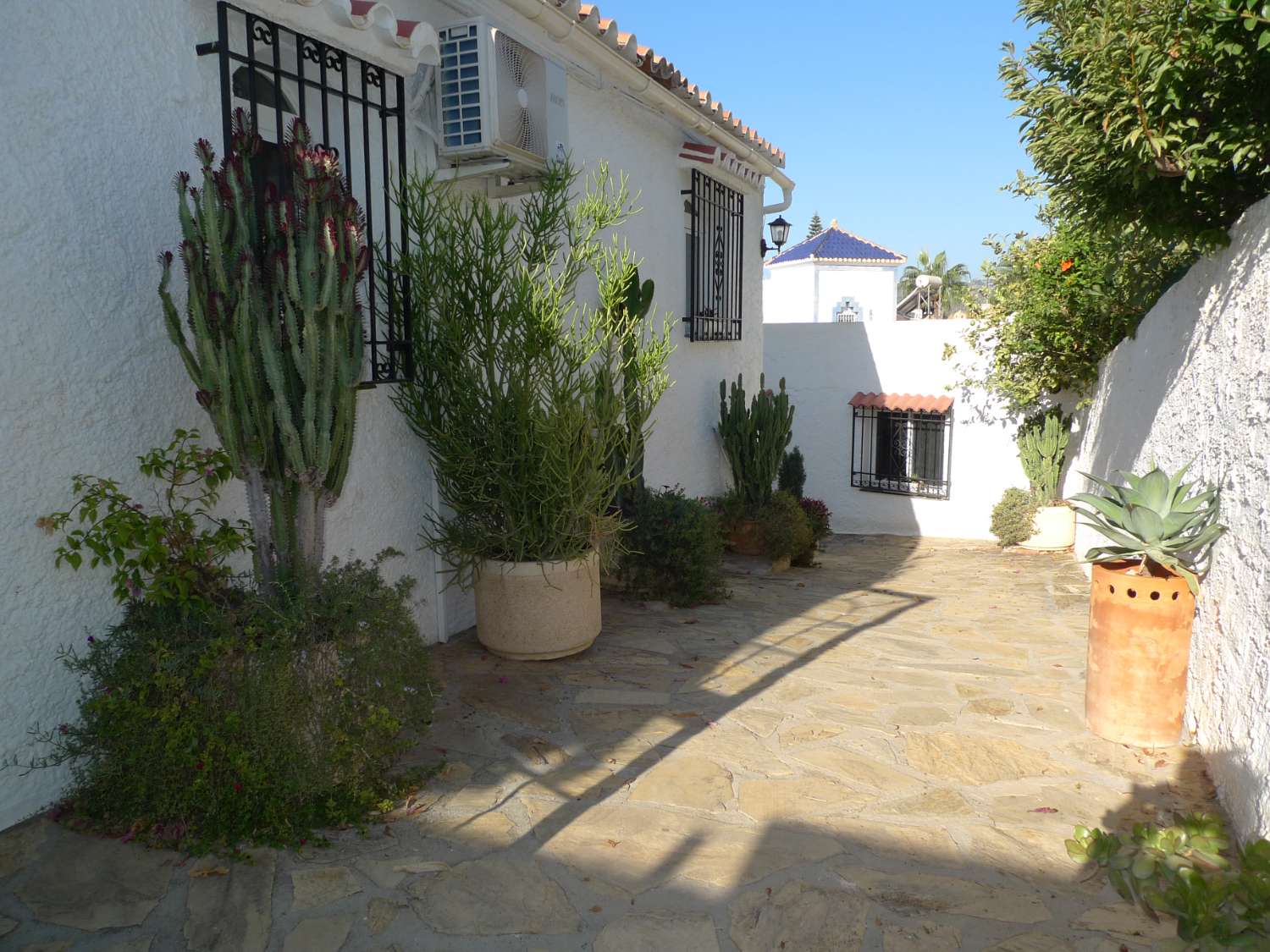 Encantadora villa con 6 dormitorios en venta en Capistrano Village, Nerja