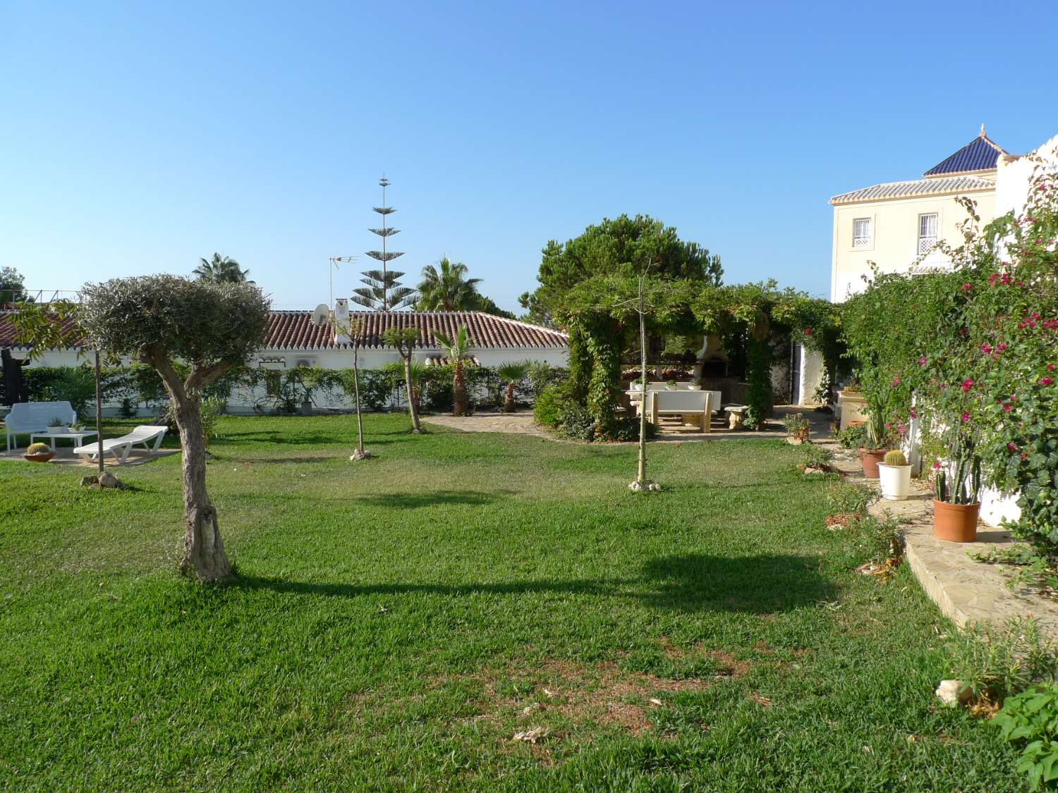 Charmante villa met 6 slaapkamers te koop in Capistrano Village, Nerja