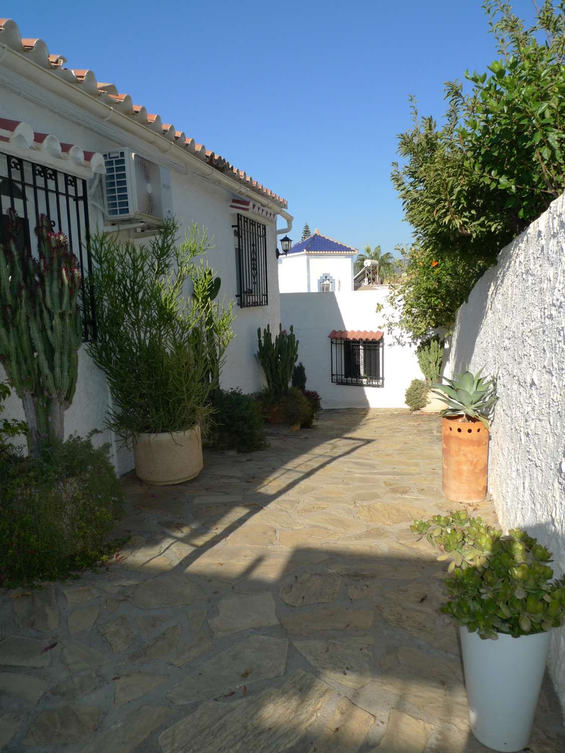 Charmante villa met 6 slaapkamers te koop in Capistrano Village, Nerja