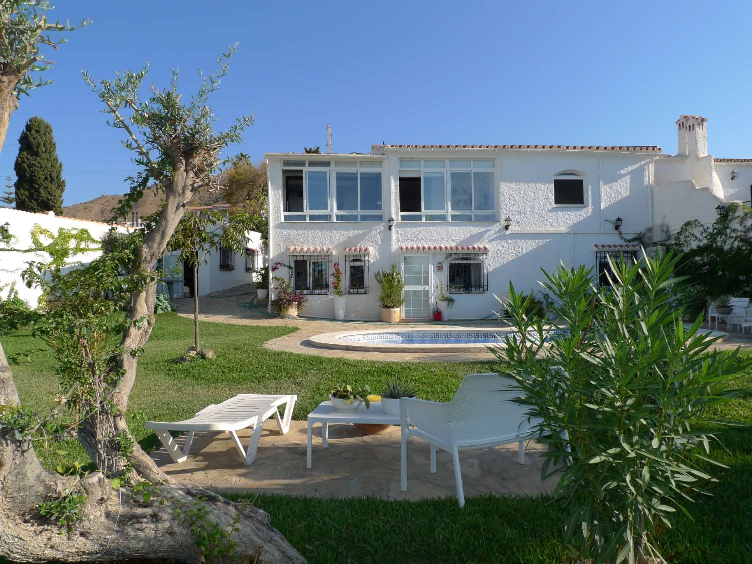 Charmante villa met 6 slaapkamers te koop in Capistrano Village, Nerja