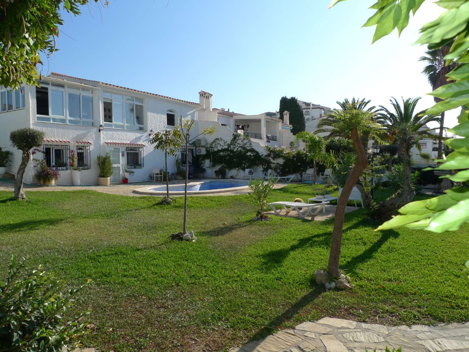 Charmante villa met 6 slaapkamers te koop in Capistrano Village, Nerja