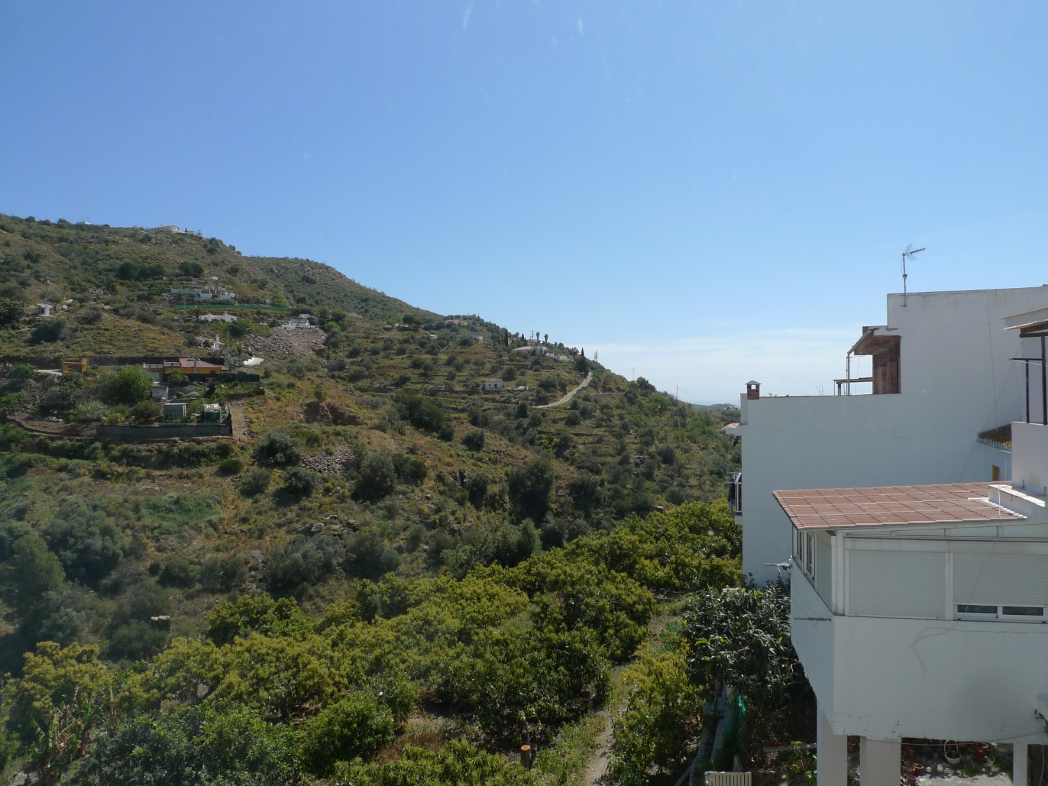 Radhus uppdelat i 3 fristående lägenheter till salu i Torrox Pueblo